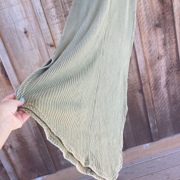 Elegant Olive Green Sleeveless Dress - Picture 3 of 11